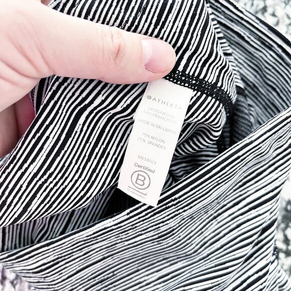 Athleta Ultimate Linear Lines Capri - Picture 11 of 11